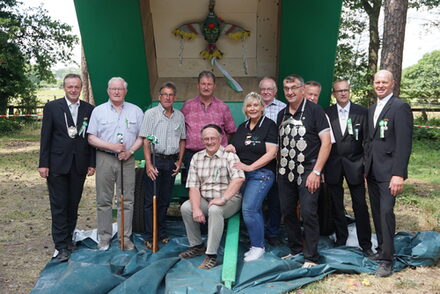 v.l. Präsident Bernd Westhoff, Ehrenpräsident Willi Pass, Felix Sievers, Helmut Frericks, Ehrenpräsident Josef Bischop, Königin Anne Dicks, Ludwig Jägering, König Heinrich Icking, Josef Niehaus, Stefan Kocks, Vizepräsident Theo Terschluse